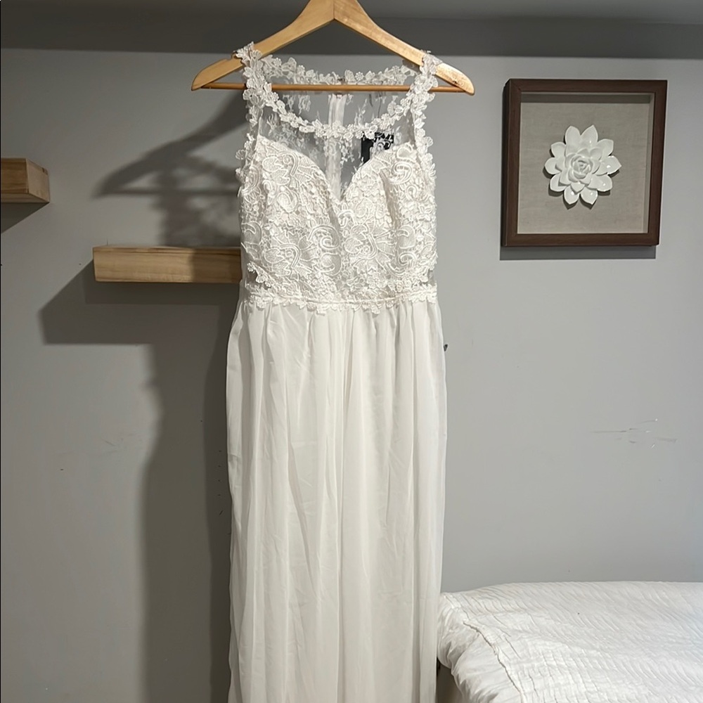 NWT‎ Elegant White Lace Gown